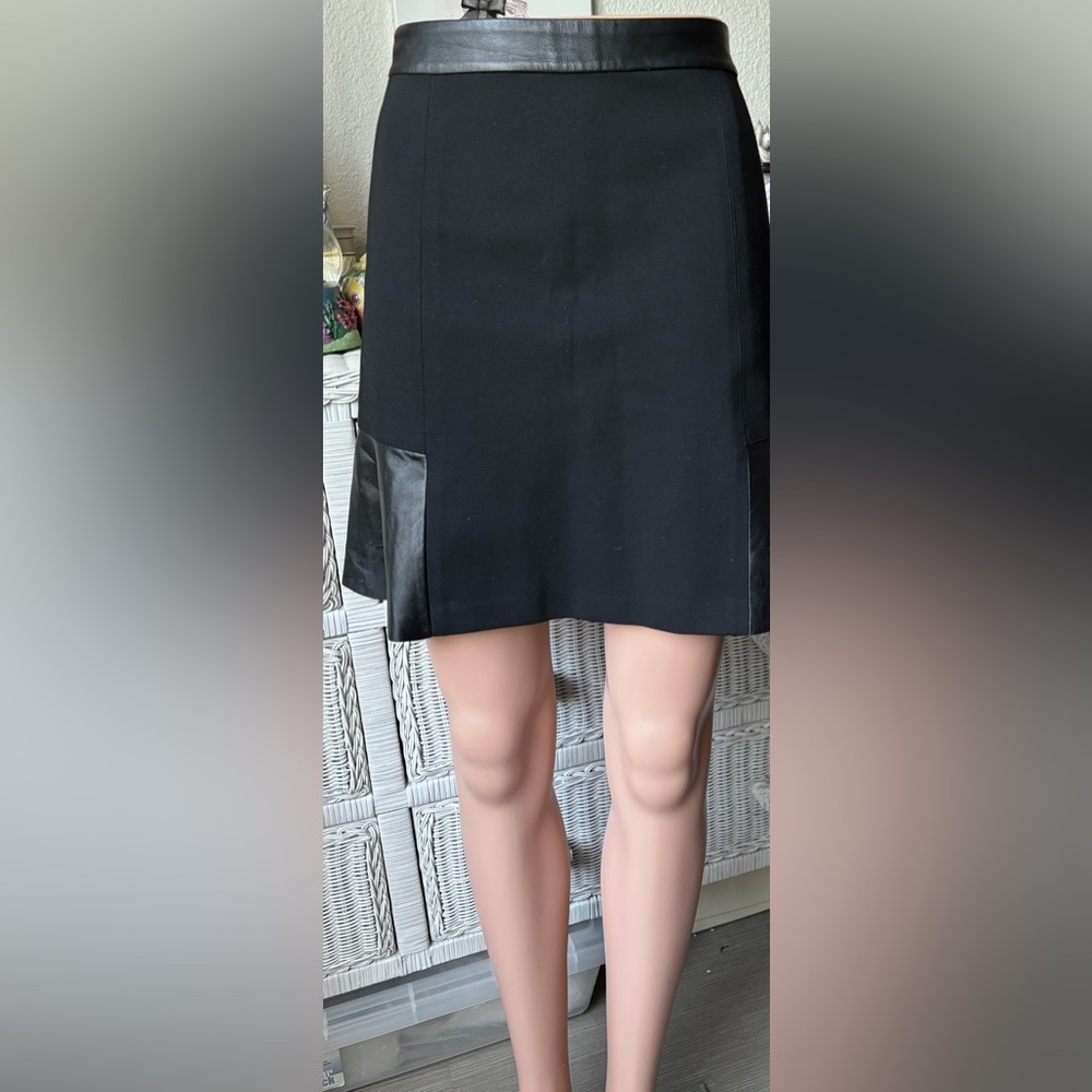 Club Monaco Mini Skirt Lambskin Black Leather Details Flared High Waisted size 2